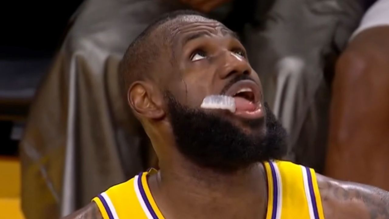 0-3落后!谁注意到詹姆斯的表情:嚼牙套绝望看天,落寞