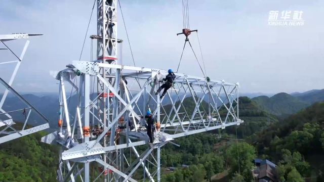 湖北恩施:“绿电”外送大通道高空施工忙