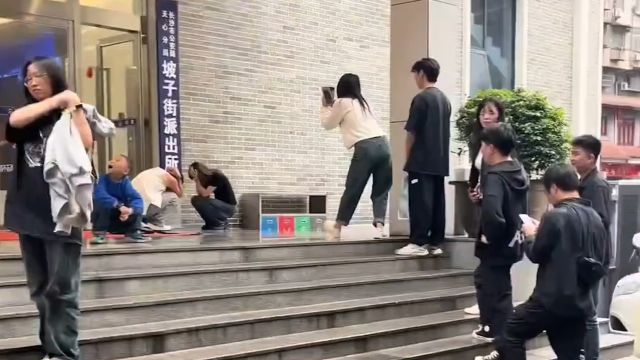 长沙坡子街派出所成网红打卡点,游客扎堆拍摄“抱头被捕照”