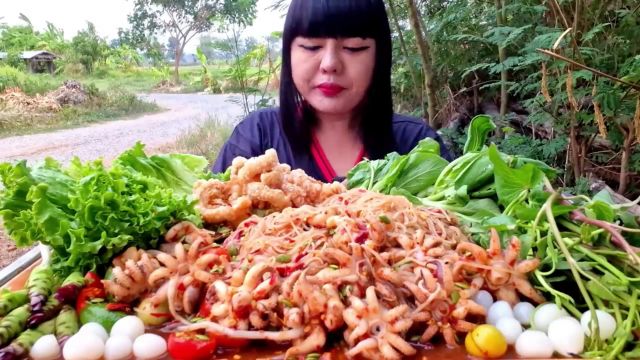 鱿鱼须口感鲜美嫩,甜大蒜独特风味浓,新鲜蔬菜更添鲜