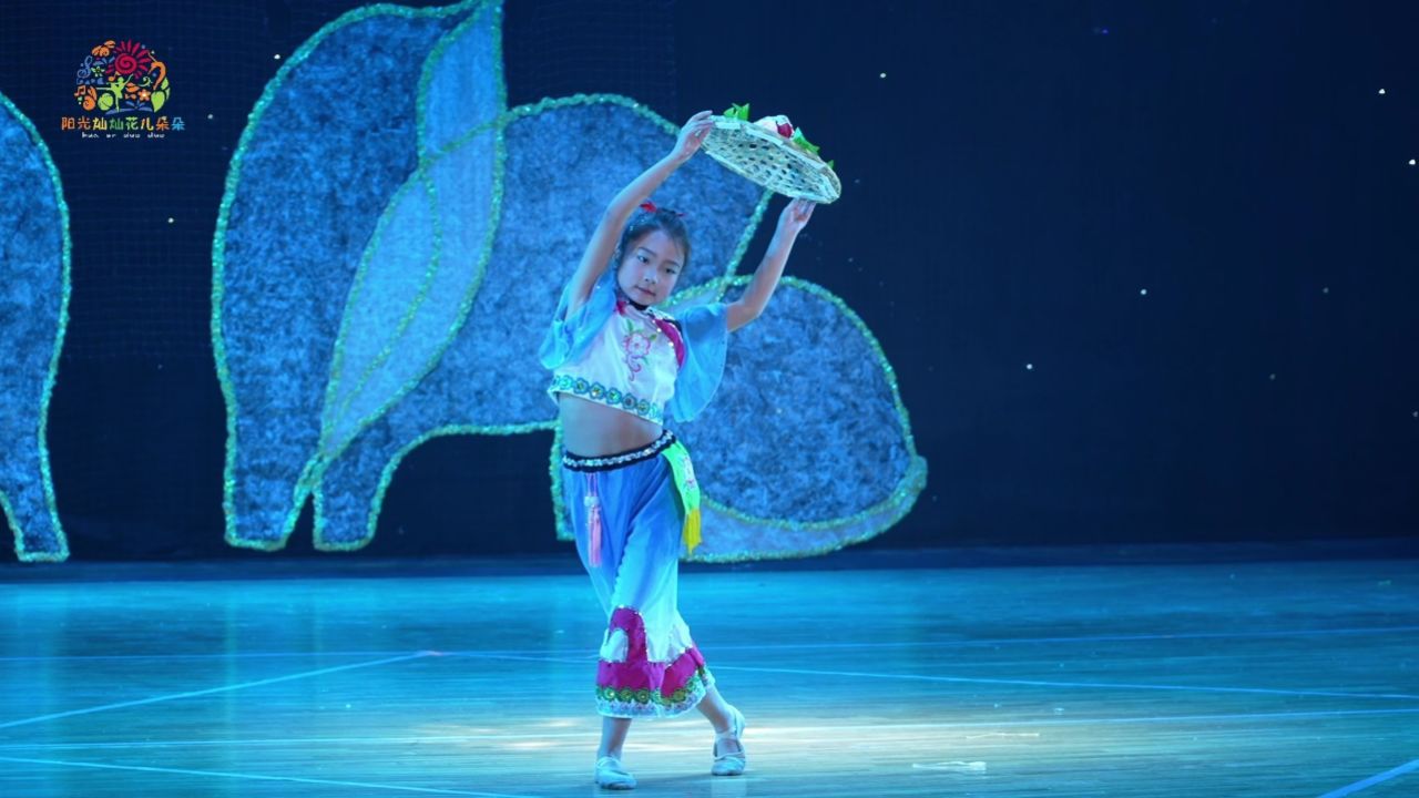 少儿独舞《水梦瑶》 是中国传统的民间舞蹈,它富有南方少数民族瑶族