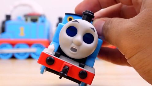 小男孩喜欢的蓝色托马斯小火车在环形轨道上趣味滑行比赛