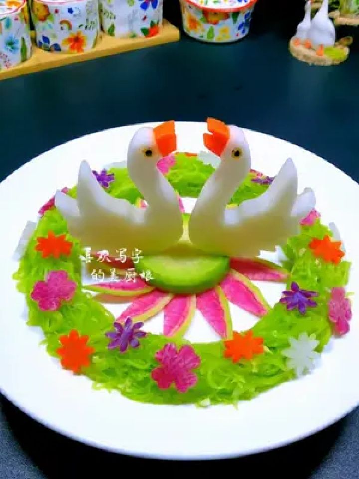 简单又好看的小天鹅模具,一压即成,做盘饰太漂亮了#美食 #凉菜摆盘