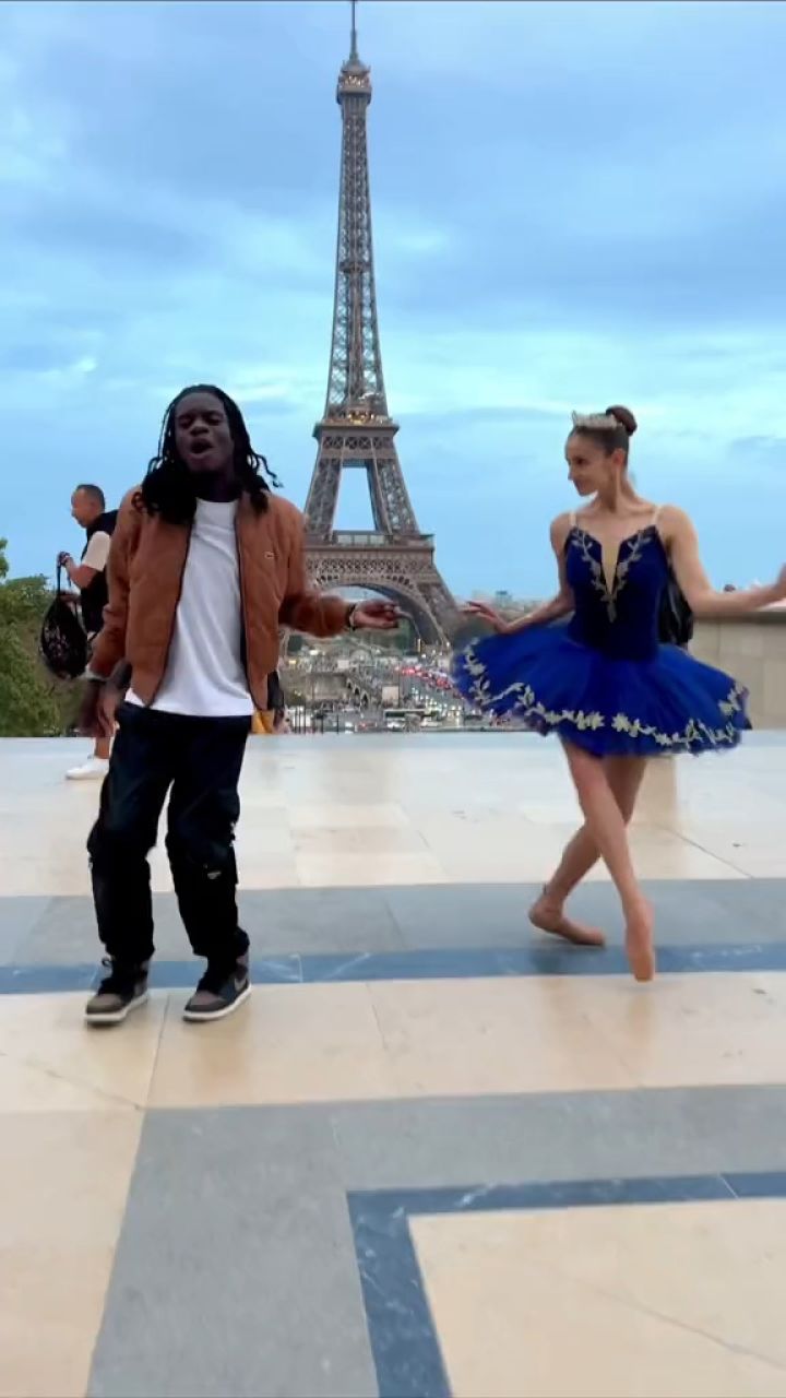 巴黎街头上演黑人小哥与芭蕾小妹的舞蹈视觉冲突