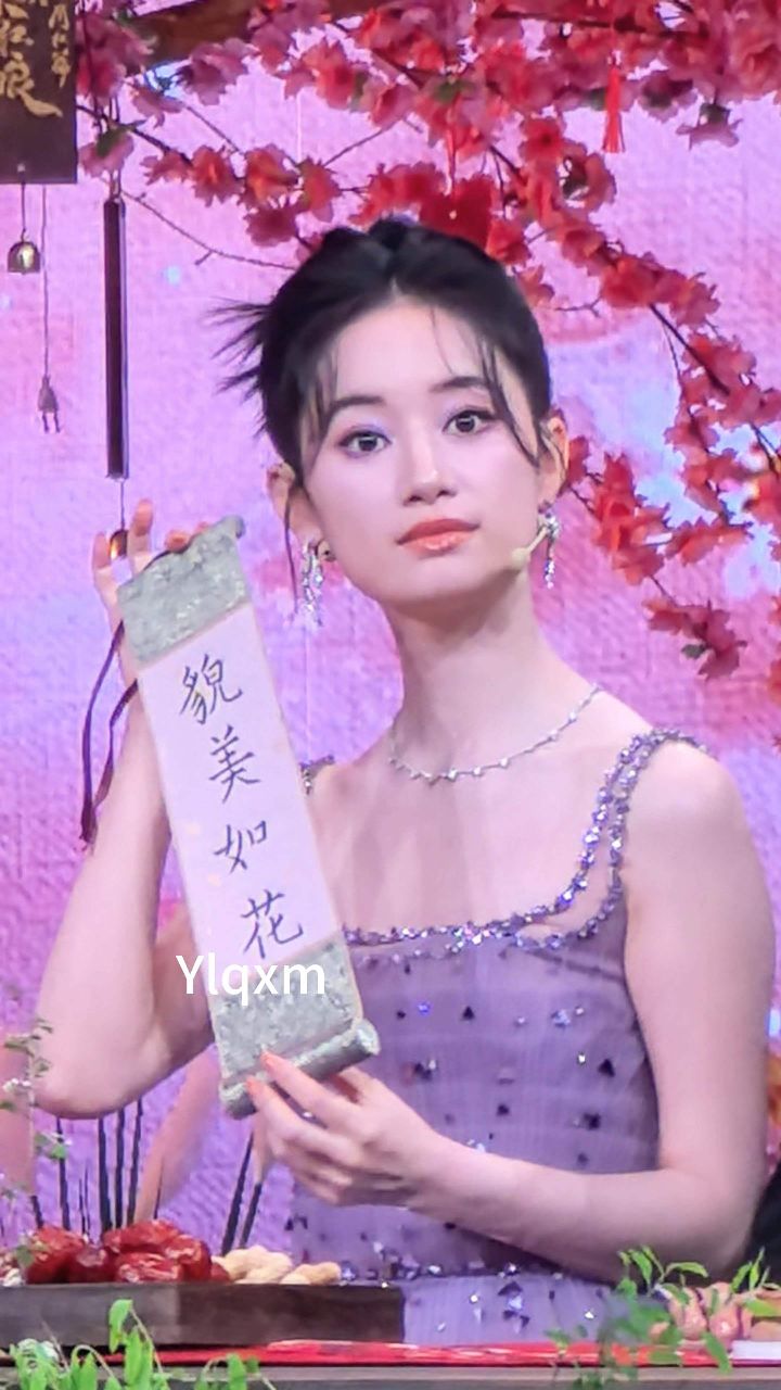 郭晓婷 紫色亮片吊带裙 是真公主9499呀 气质好好