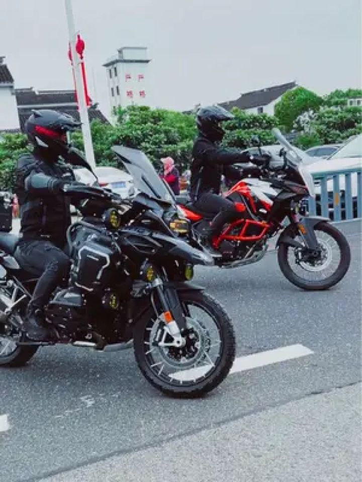 两台拉力天花板同时出现 你喜欢哪辆? #宝马1250adv