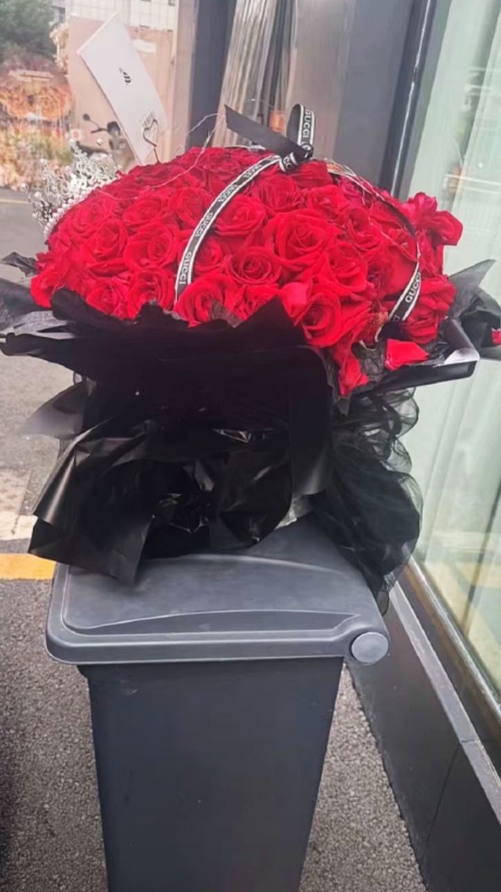 520当天垃圾桶被扔满鲜花,意外变"花桶",网友调侃:最大赢家