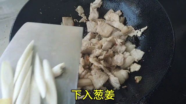 五花肉炖土豆,你就像我这样做,干不柴软烂入味