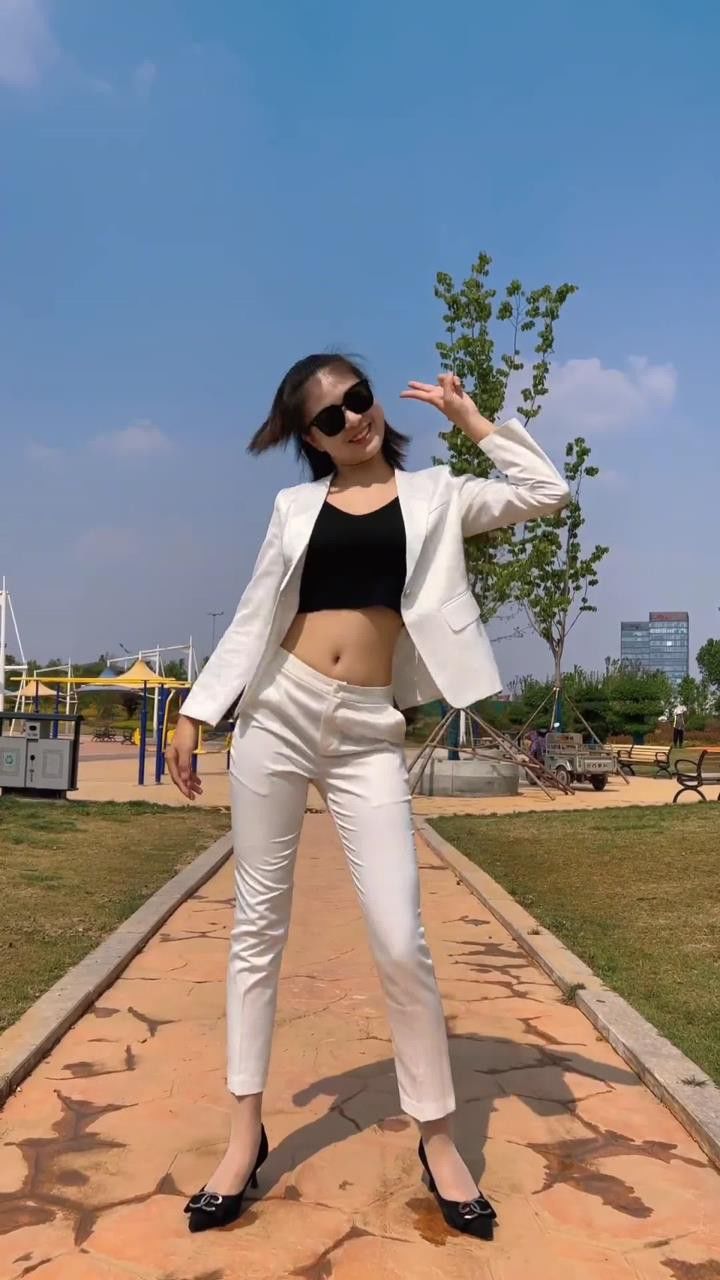 来给生活比个耶!#热门舞蹈#耶比耶比耶#户外舞蹈