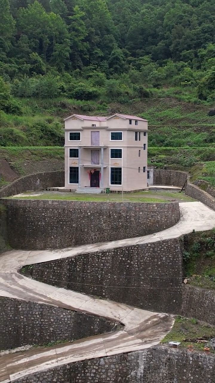 贵州深山发现一栋别墅,居然建在半山腰上,修路比建房更加贵,为何花