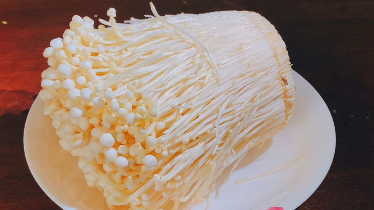 金针菇别烫火锅吃了,教你简单家常做法,成本不到5块,鲜香开胃