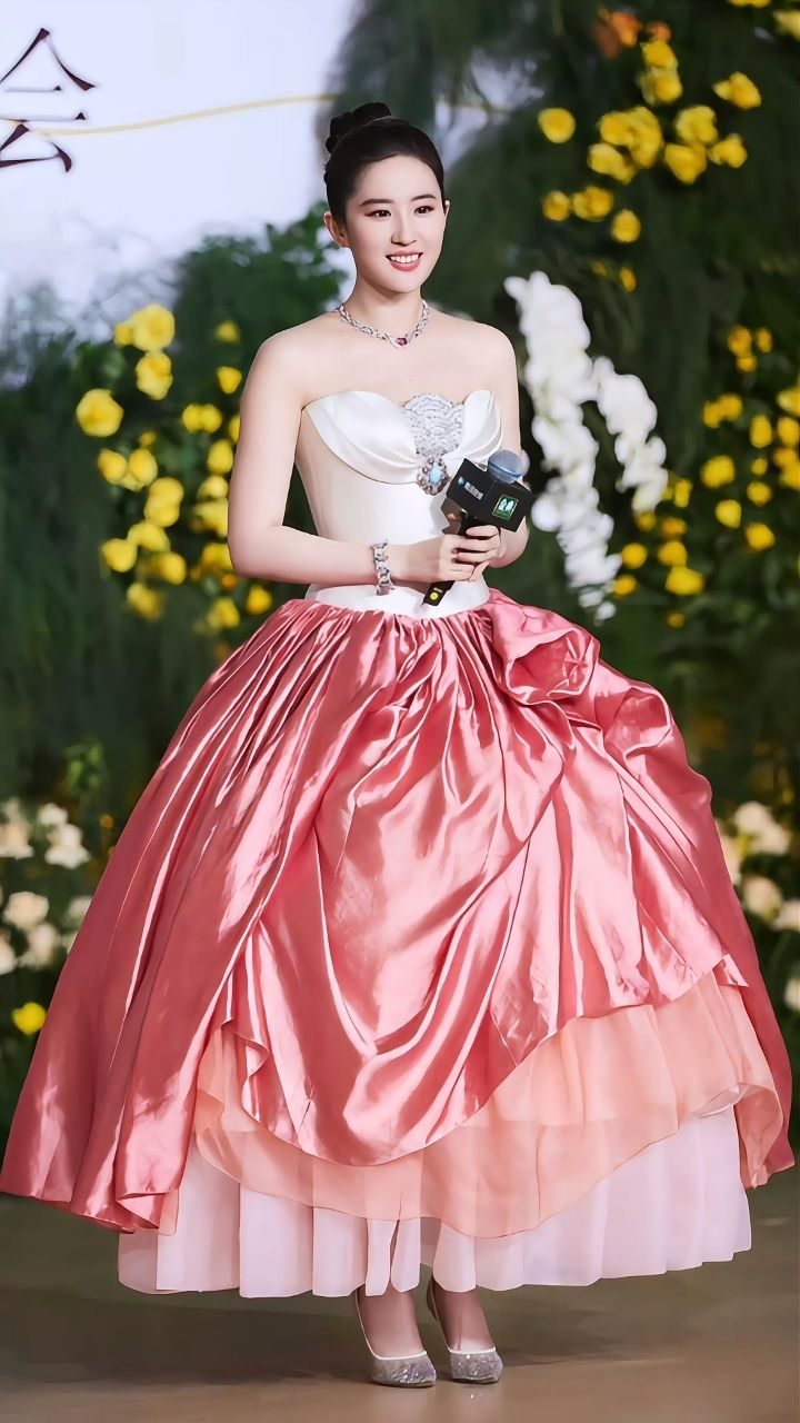 刘亦菲玫瑰抹胸公主裙,迷人身姿尽显古典气质,抵挡不住神仙姐姐的魅力