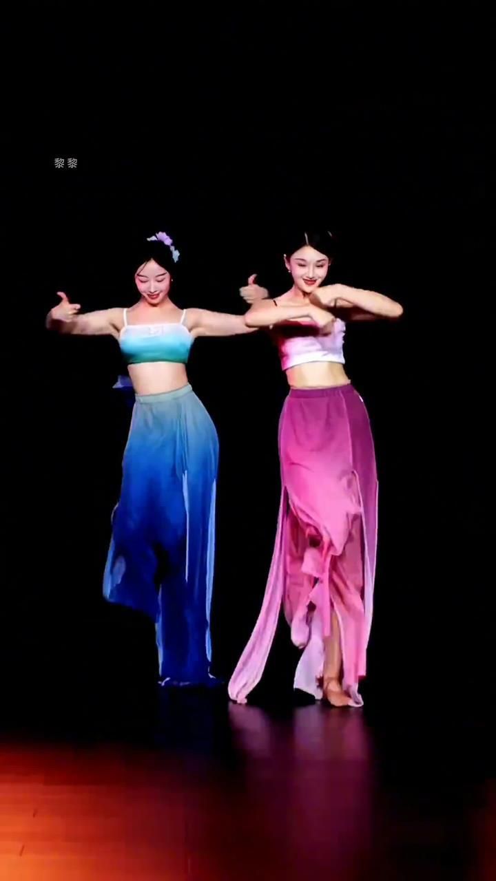舞姿曼妙,婀娜动人#韩婳中国舞#国风美少年#漠漠丫#春雨#王韵然