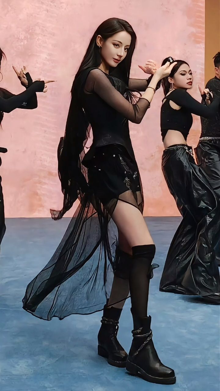 迪丽热巴劲歌热舞,动感来袭,让人移不开视线