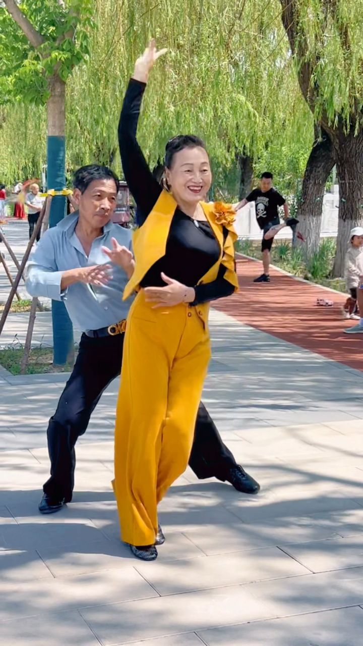 唐山广场舞网红晨风 刘姐优美双人舞默契十足