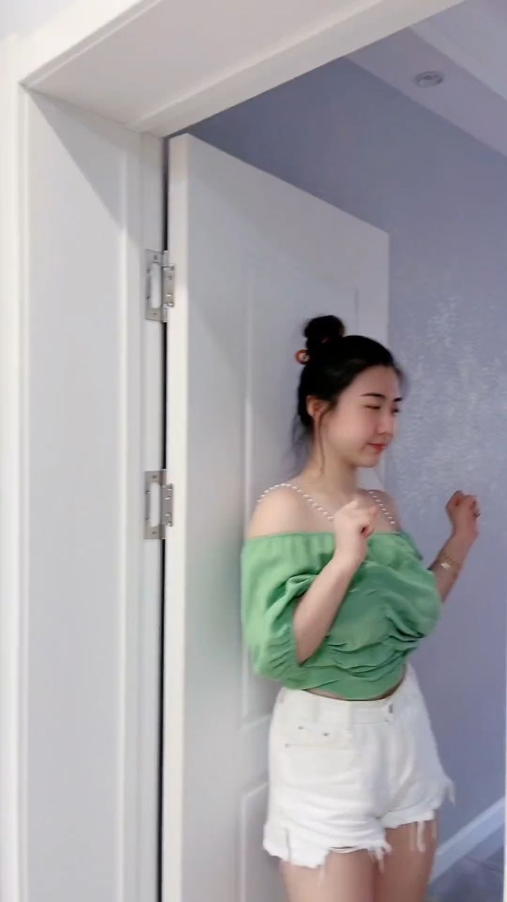 东北婆婆对姑爷也是满满的关怀,还瞅啥,这标准大美人 看完迷糊不