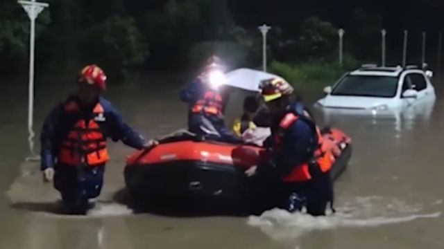 云南曲靖受强降雨影响,城市积水,最深积水超2米