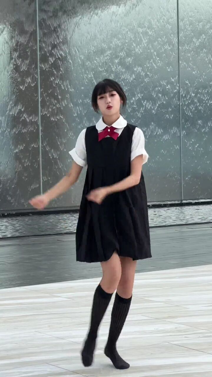 代古拉k: 蝴蝶步2.0 这袜子怪废脚 #蝴蝶步