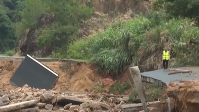 广东梅州遭遇强降雨天气,泗水镇交通仍中断,空中救援通道持续运转