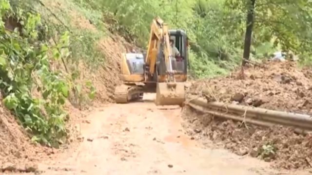 湖南桃源游鹿溪村通信已恢复,道路抢通进行中