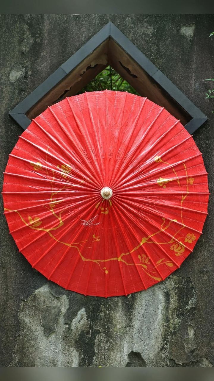 顾客把这把花城红伞定制成了手绘的,伞面画上金枝银蝶#油纸伞#花城#天