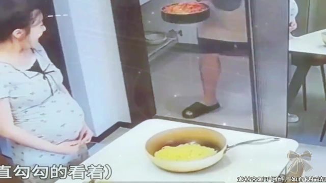 孕妈嘴馋,男子为其制作美食,男子端出美食时,孕妈激动不已