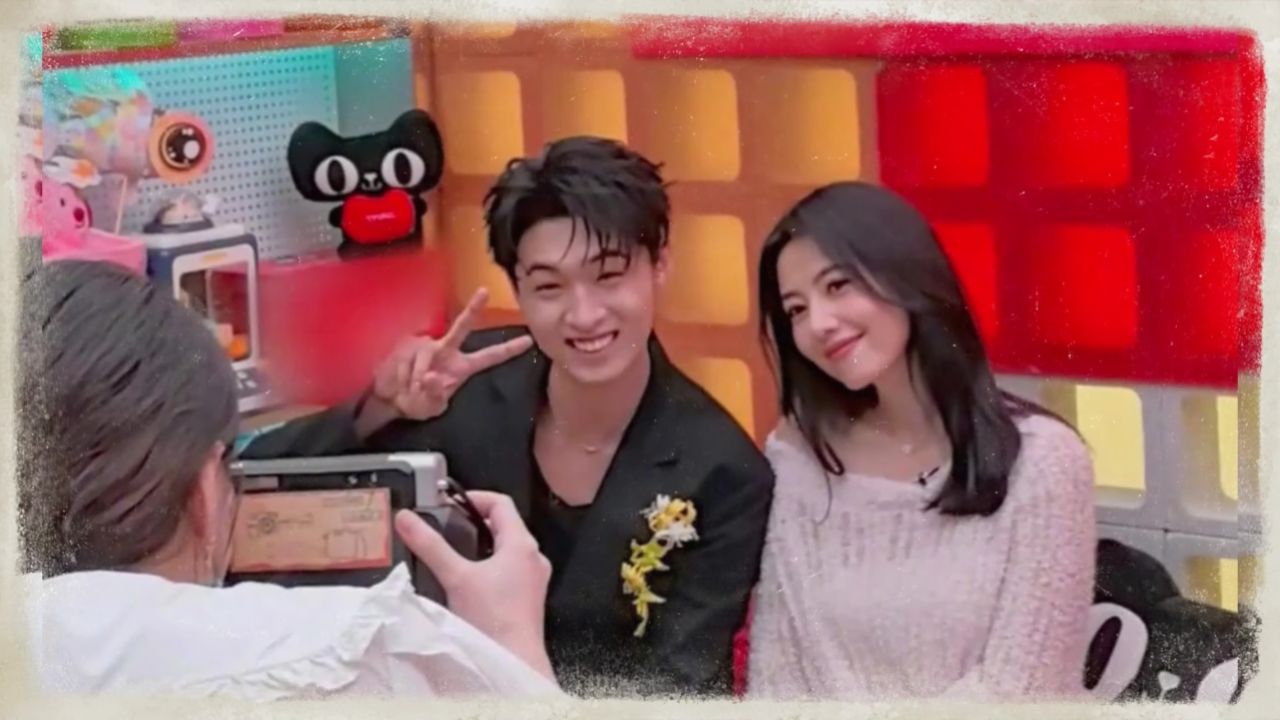 秦霄贤追星成功!与高圆圆合影啦