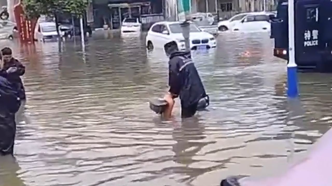 河南周口暴雨成灾上百被困车辆获救:叉车吊车齐上阵