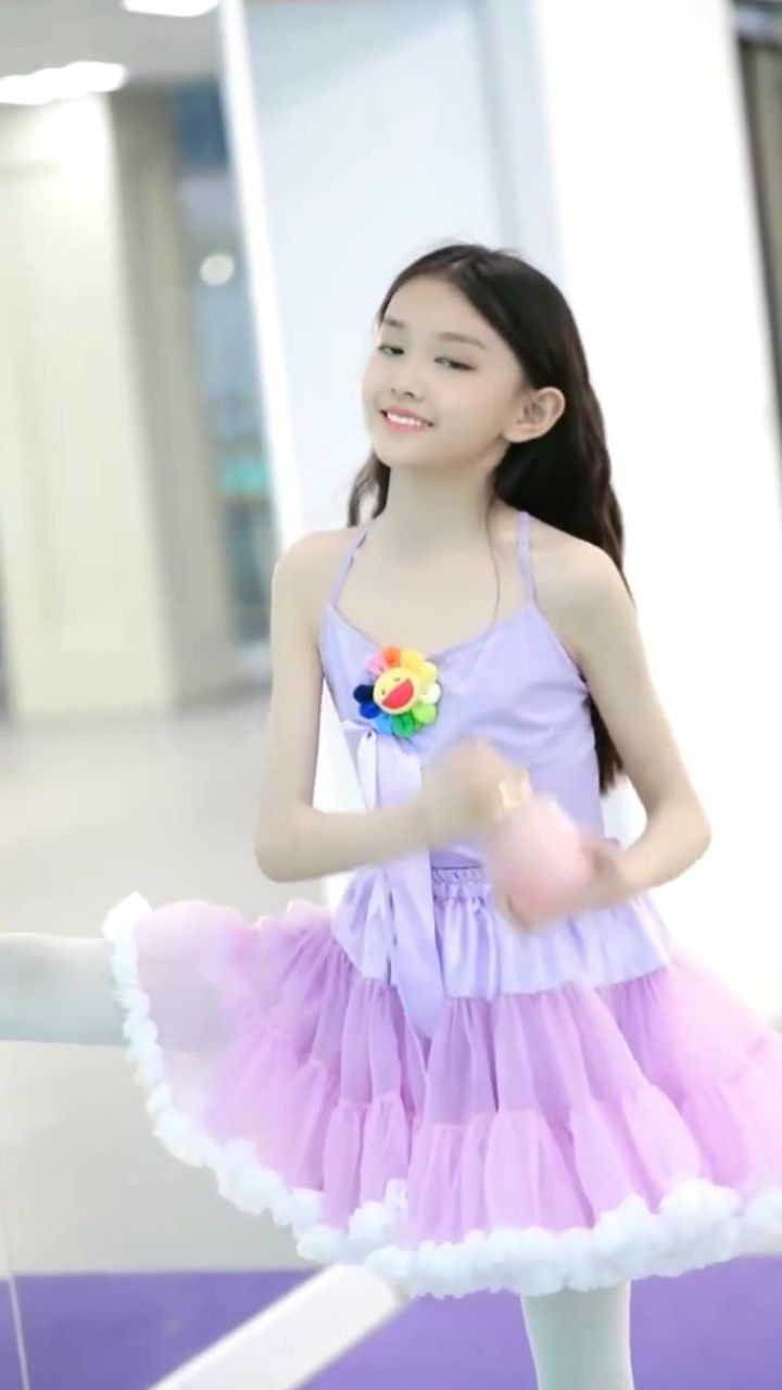 童模宋小睿果然是从小练习舞蹈,柔韧性太好了,真让人羡慕