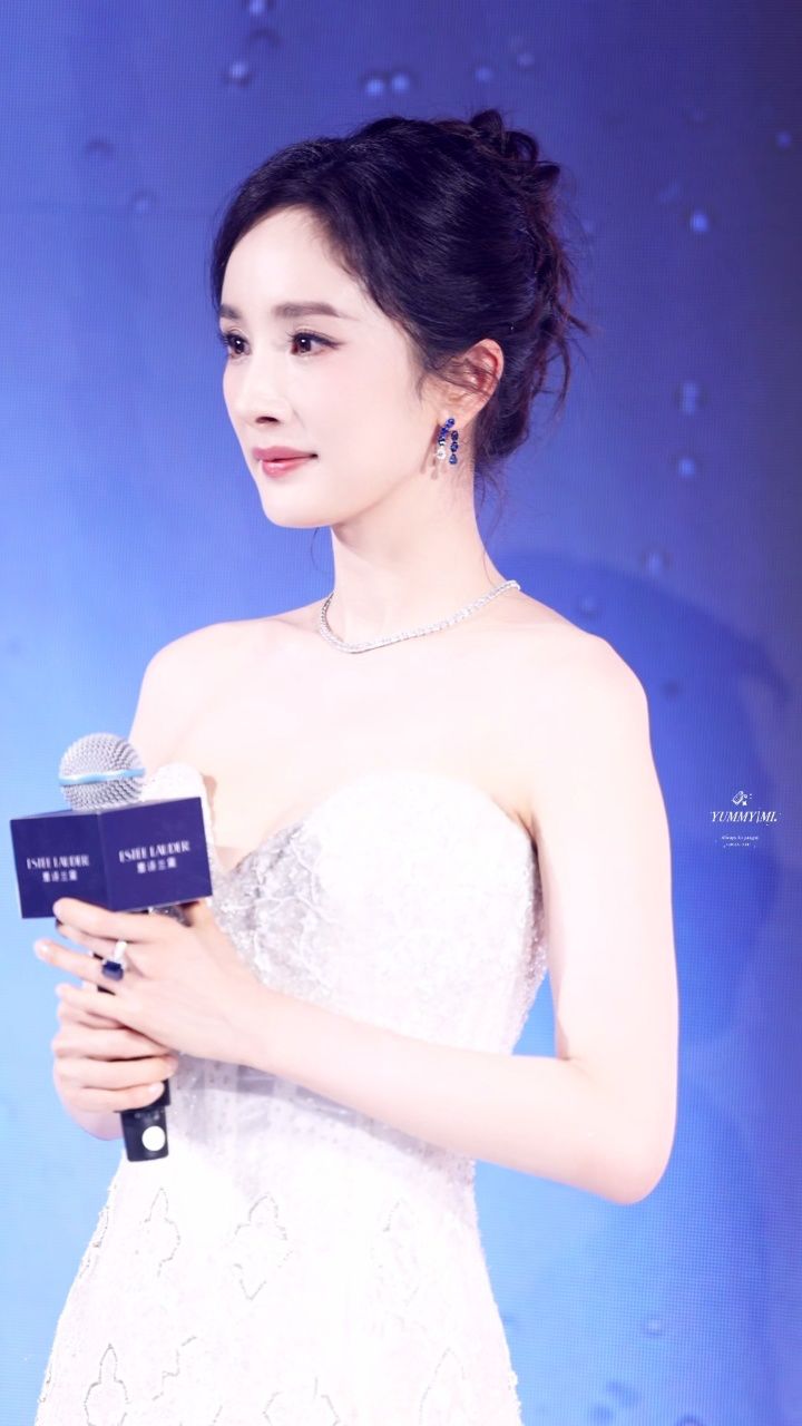 杨幂银白色抹胸长裙出席活动,路透来了,出山即出圈,状态完美!