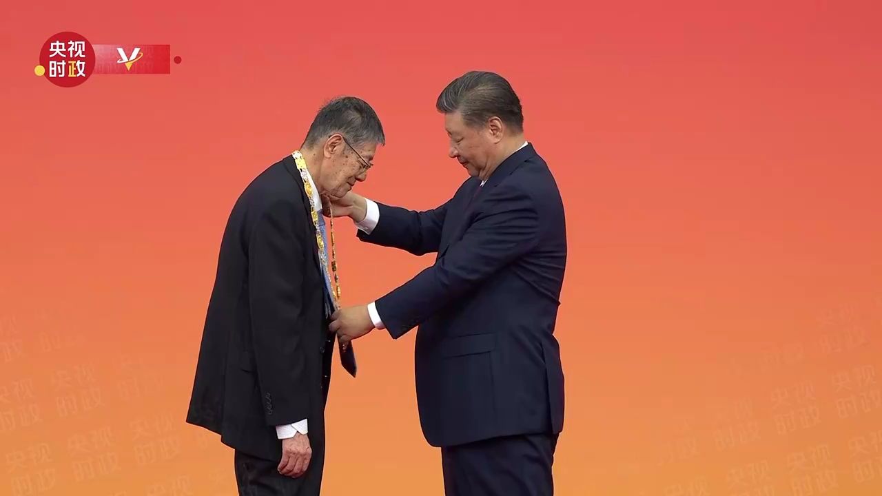 习近平向张卓元颁授“经济研究杰出贡献者”国家荣誉称号奖章_高清1080P在线观看平台_腾讯视频