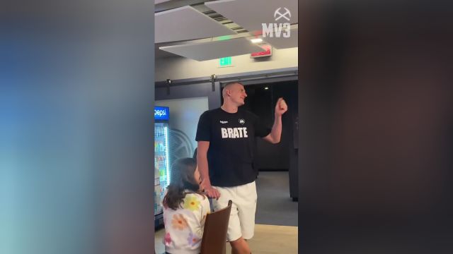 第三次当选！约老师观看掘金发布的祝贺视频亲吻女儿庆祝