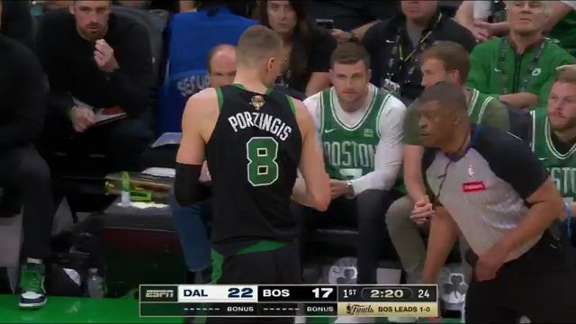 NBA总决赛G2：独行侠vs凯尔特人第1节英文原声回放