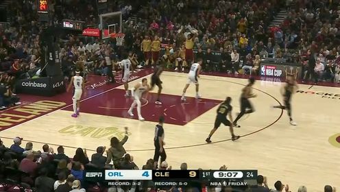 《NBA骑士》米切尔弧顶三分砸筐而出 莫布利从天而降暴力补扣