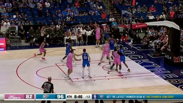 四分卫长传！科马克-瑞恩超远长传莱昂斯心领神会轻松得分