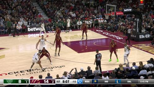 《NBA骑士》快攻反击势如破竹！米切尔成功抢断快攻反击妙传跟进的莫布利巧妙打进2+1