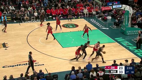《NBA全场集锦》贾里德-巴特勒底线回传 奥莫鲁伊跟进暴扣一飞冲天