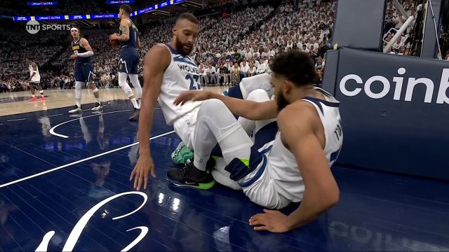 你看这事闹的！戈贝尔准备拉倒地的唐斯 结果地上有水摔个大劈叉