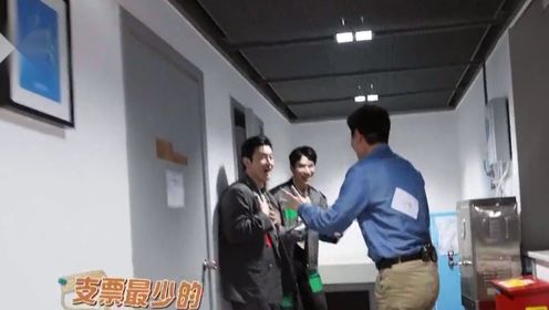 极限挑战第10季_黄晓明文明询问：你要多少？贾乃亮直接上手就是抢！_腾讯视频