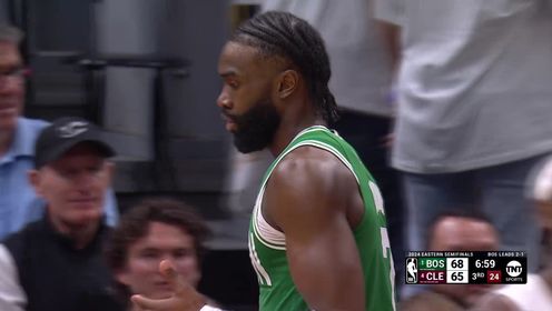 《TOP时刻》14日NBA最佳镜头 布朗挂着斯特鲁斯高难度失衡背身上篮