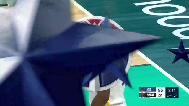 展现侵略性 琼斯无视库里强突两步拿下2+1