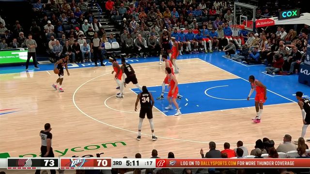 持续输出！ 亨德森变向突破杀进篮下反篮得手