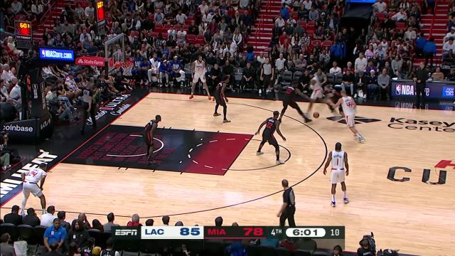 一己之力打懵对手 哈登两记三分彻底拉开比分