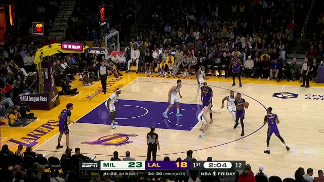 扛起进攻大旗 浓眉篮下勾手滑翔劈扣无所不能