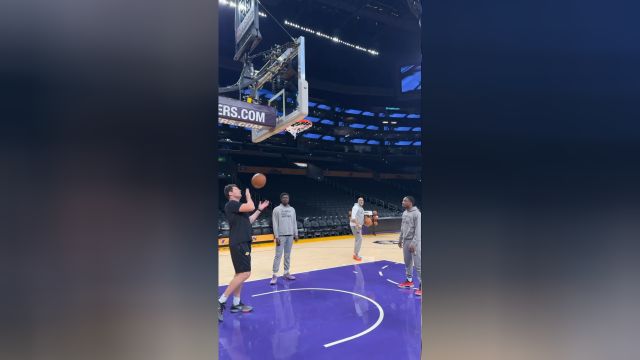 勤奋老汉！詹姆斯赛前完成力量+三分训练