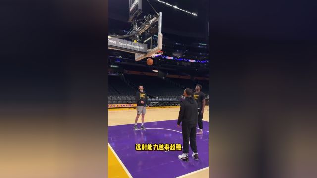 詹皇依然早早抵达球馆热身训练 远射能力越来越稳