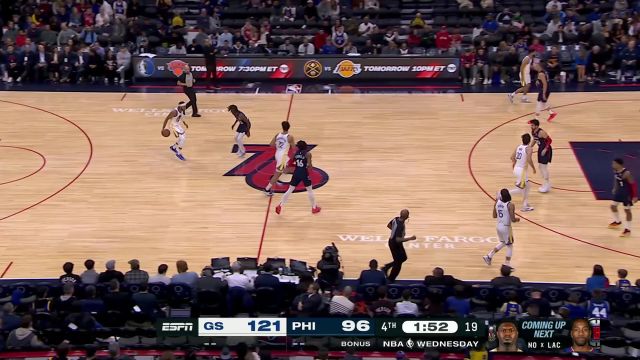 戴维斯击鼓传花送助攻 萨里奇篮下接球从容送上扣篮