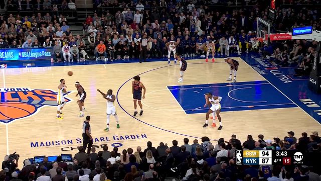 库明加冲入禁区打成2+1 库里底角张弓搭箭百步穿杨