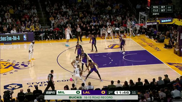 组织进攻一把抓 字母哥暴力扣篮+策应大洛深入内线