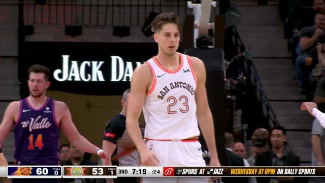 主打一个强硬！科林斯篮下顶飞尤班克斯打成2+1